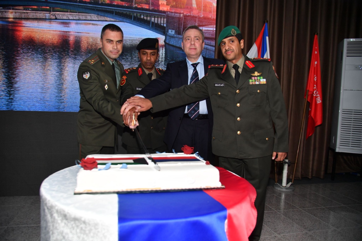 قطع قالب حلوى الاحتفال