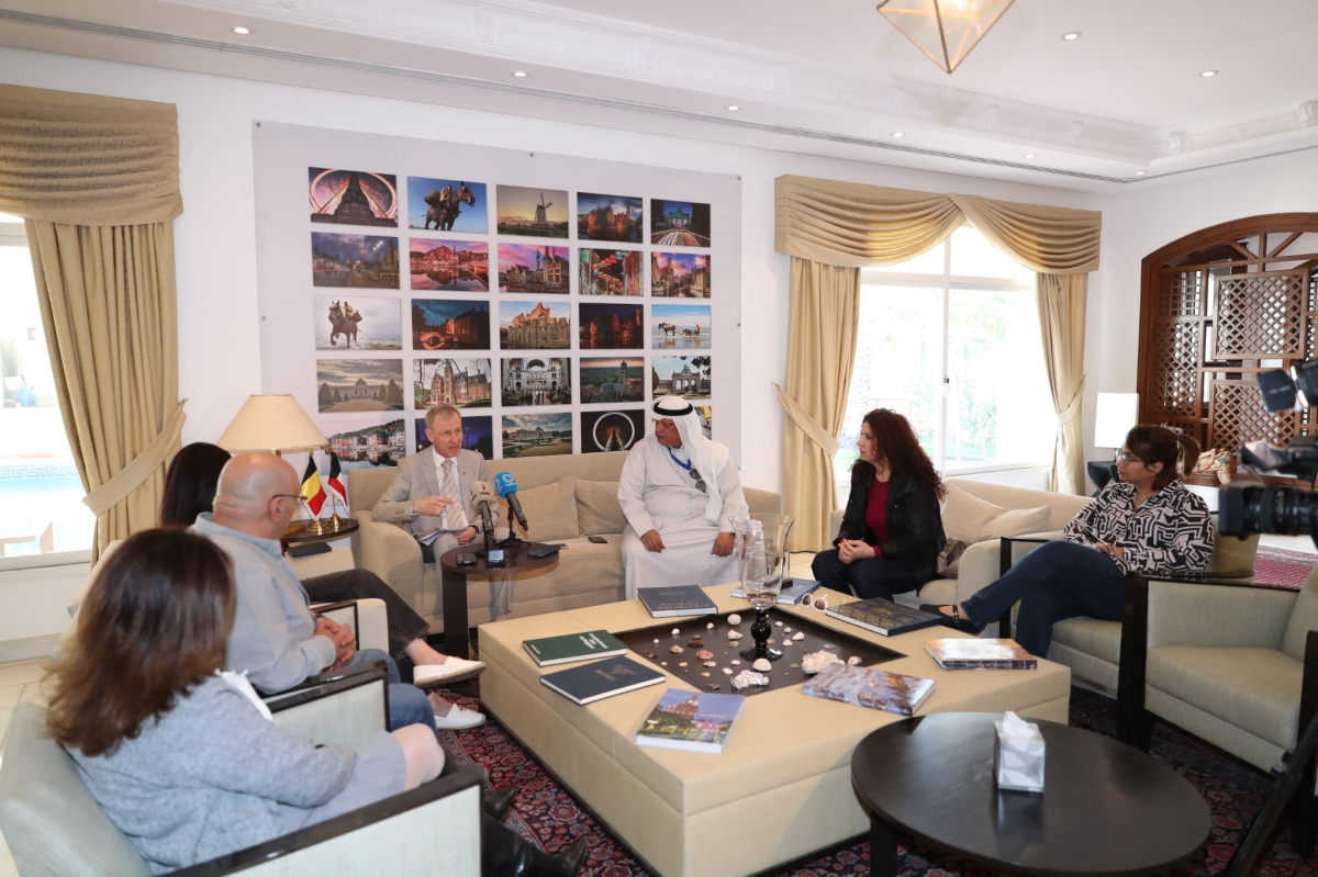 السفير كريستيان دومز متحدثاً للصحافيين