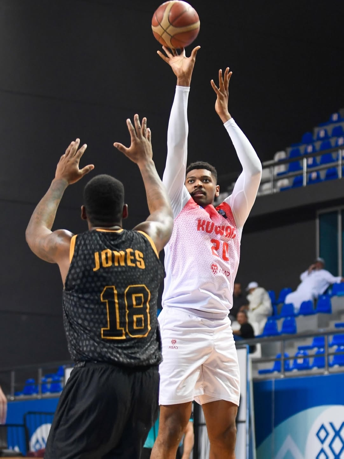 من مباراة «الكويت» والقادسية