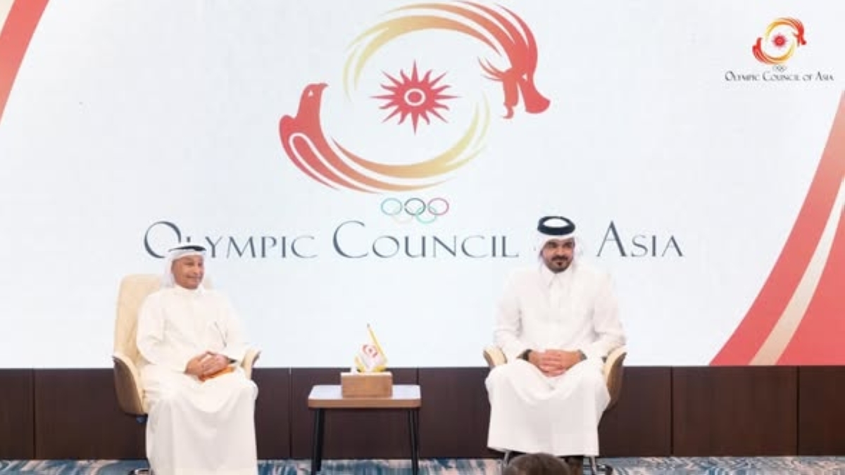 جوعان بن حمد مع المسلم في مقر المجلس الأولمبي