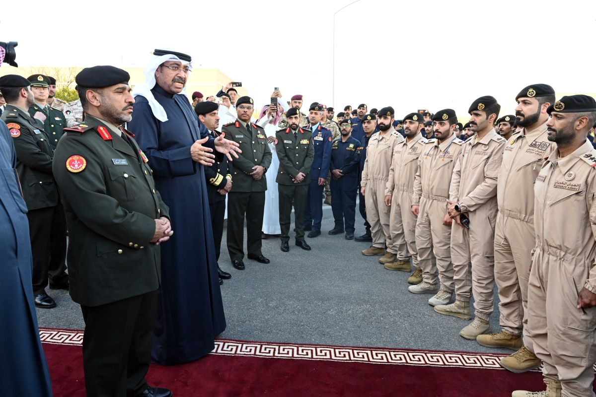 وزير الدفاع مخاطبا عددا من العاملين في المصنع (تصوير أسعد عبدالله)