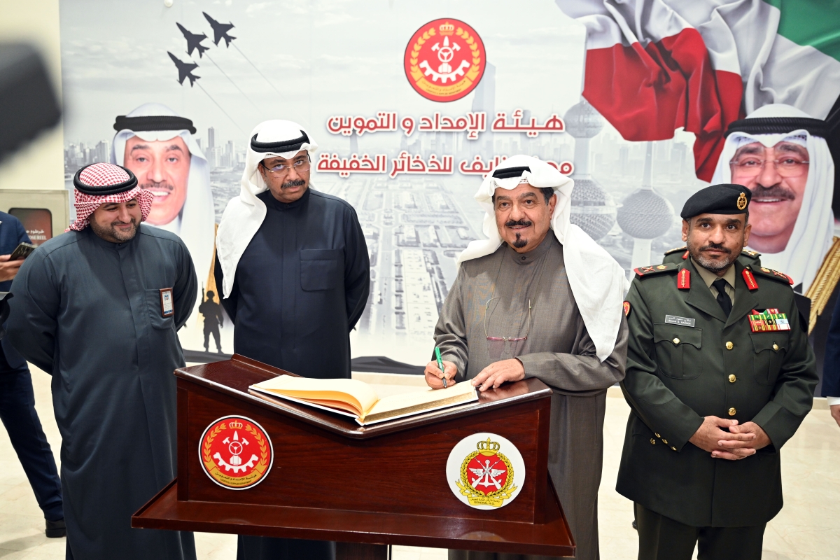 العبدالله يدون كلمة في دفتر كبار الزوار