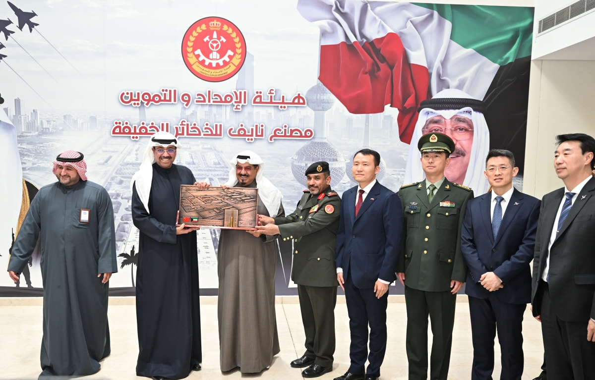 رئيس الوزراء يتلقى هدية تذكارية على هامش الافتتاح