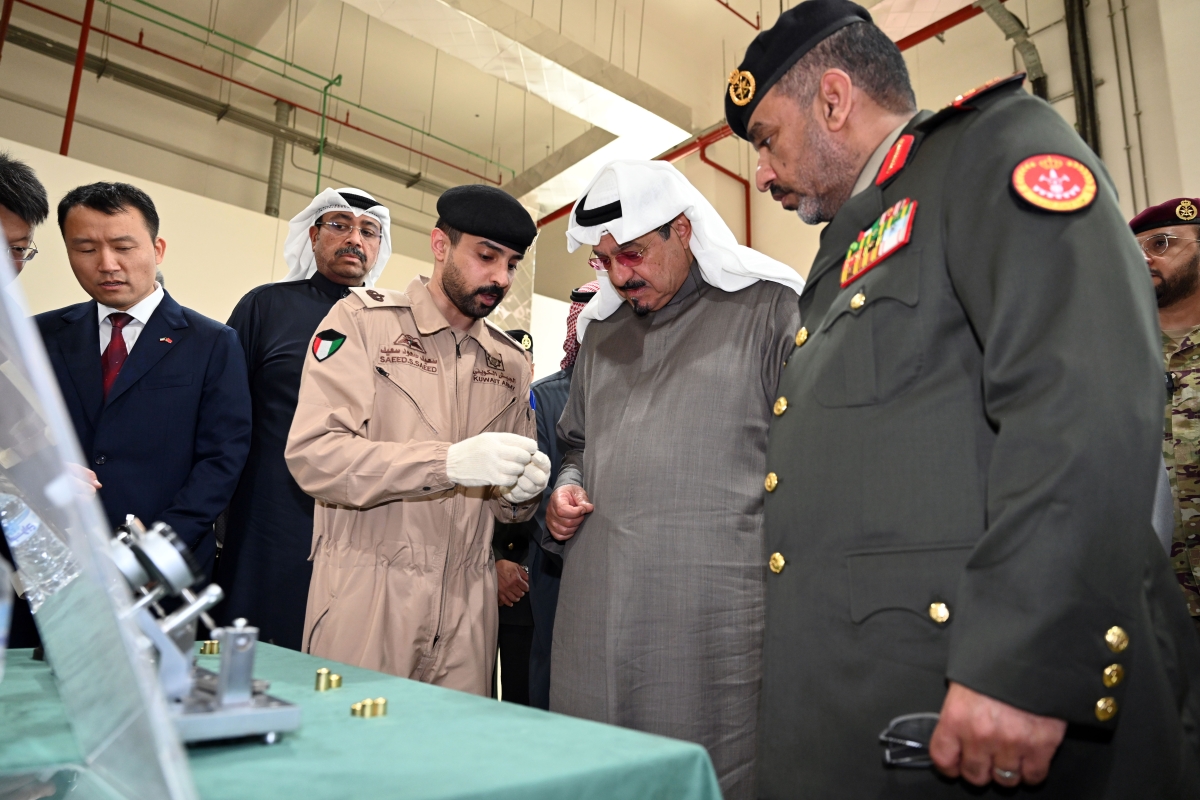 رئيس الوزراء يطلع على الذخائر المُنتجة