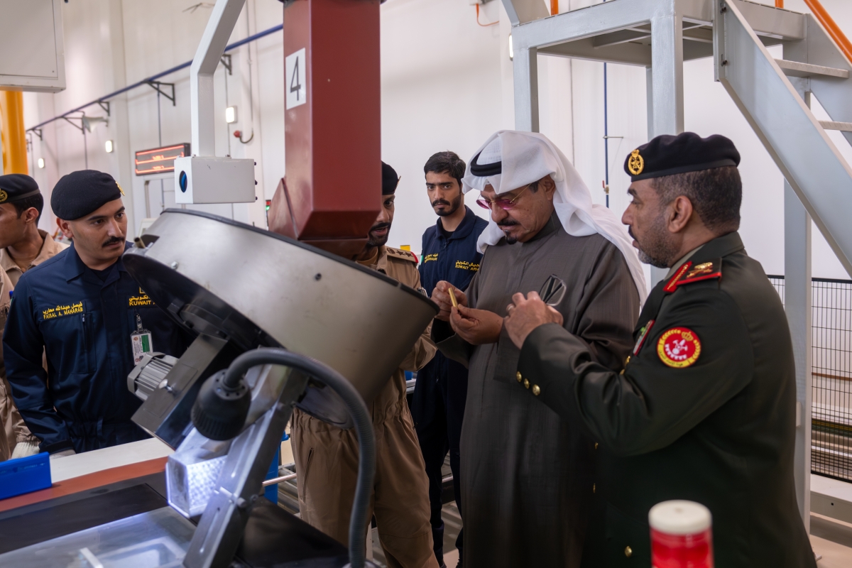 العبدالله يستمع إلى شرح موجز حول العمل في المصنع