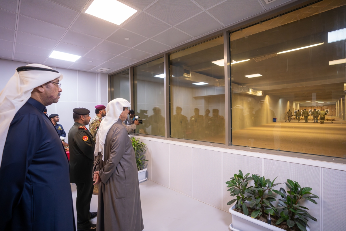 متابعة العمل داخل المصنع