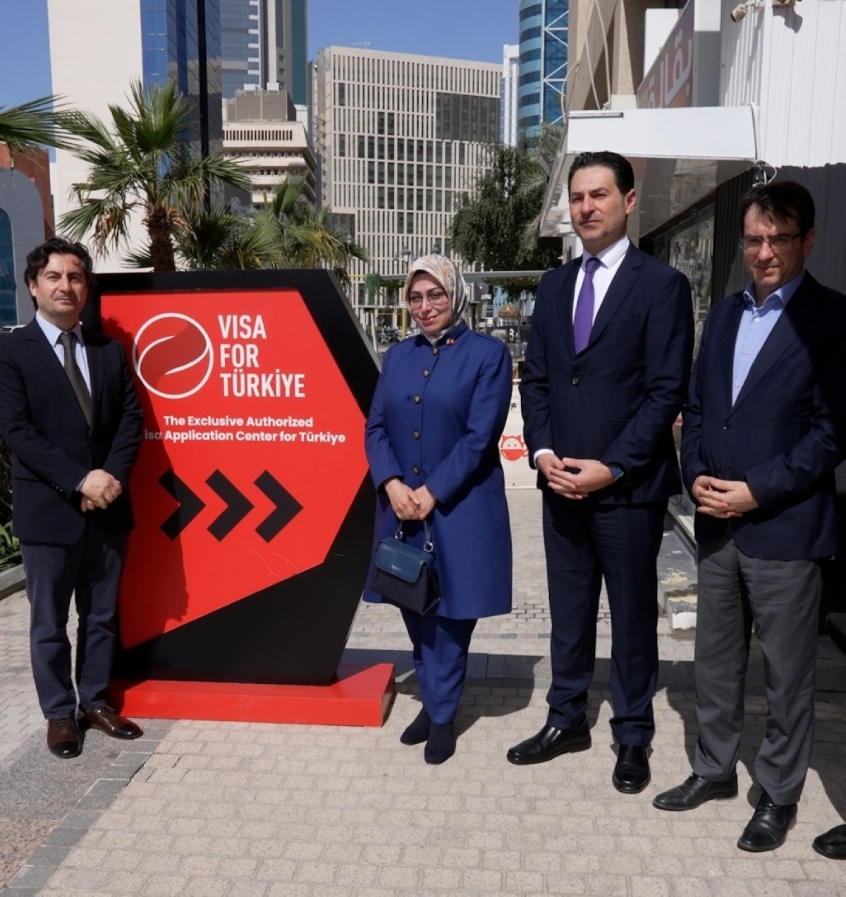 صورة جماعية على هامش افتتاح المركز