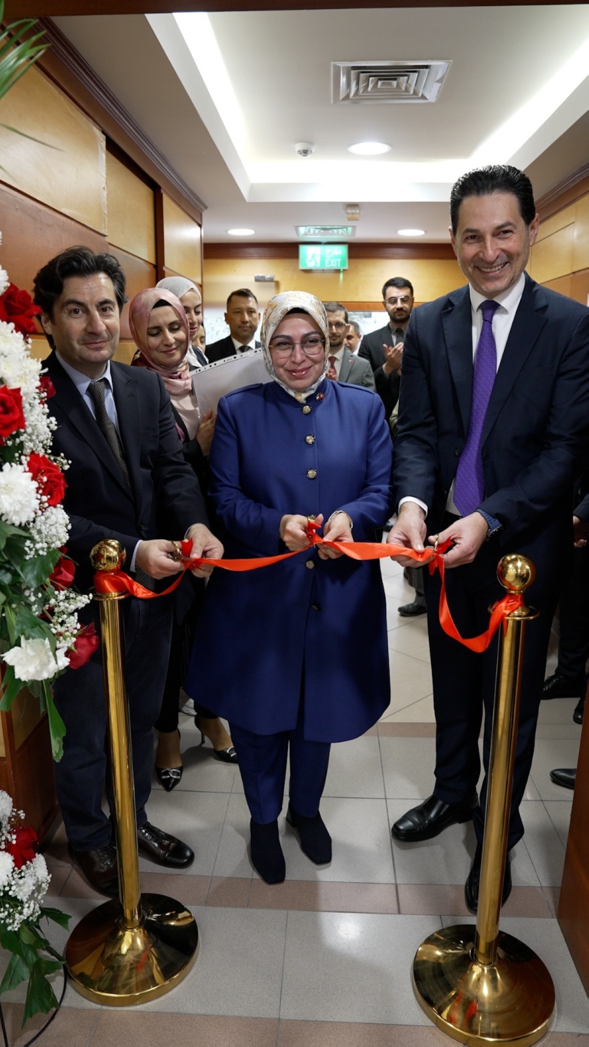 السفيرة التركية تتوسط ميسم دبوس وبولنت إيدين أثناء قص شريط افتتاح المركز