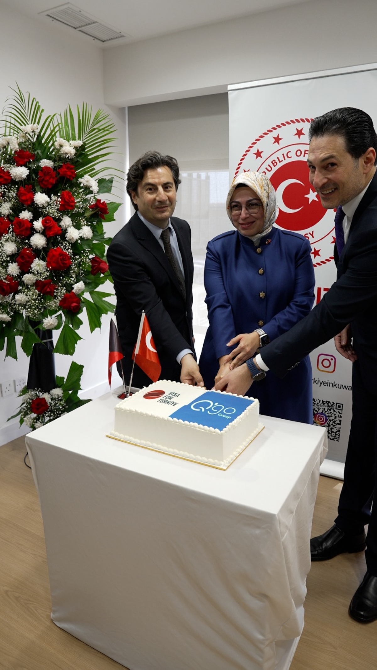 السفيرة سونمز ودبوس وإيدين بقطعون قالب حلوى الاحتفال 