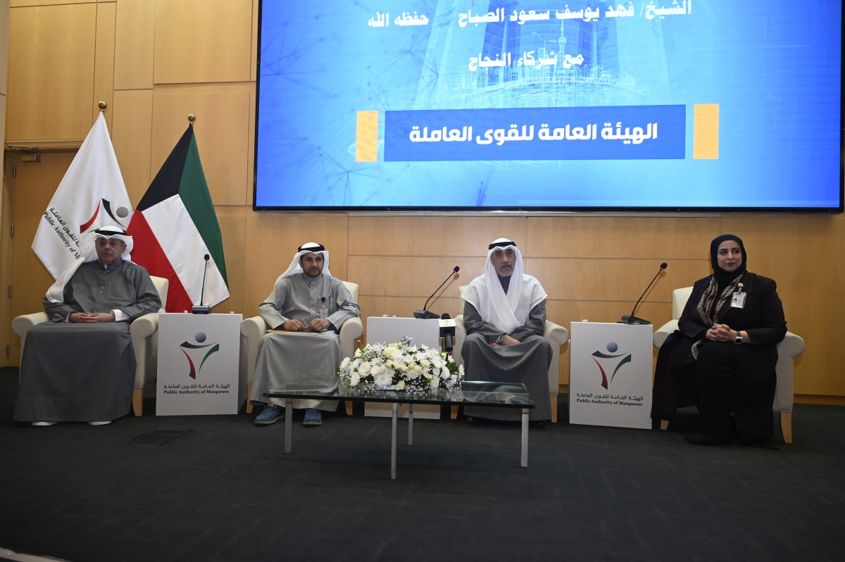 اليوسف وإلى يساره العصيمي خلال اللقاء المفتوح مع أصحاب الشركات (تصوير سعود سالم)