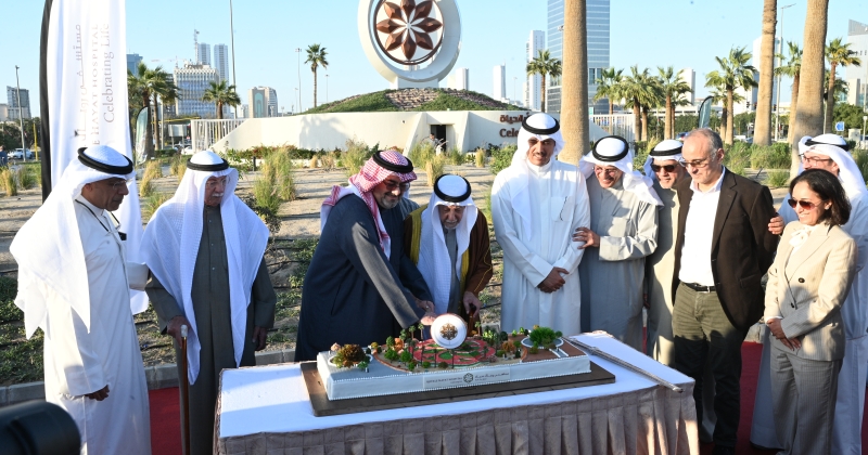 الكويت – “دعونا نحتفل بالحياة معاً”.. نصب جمالي يزين مدخل العاصمة