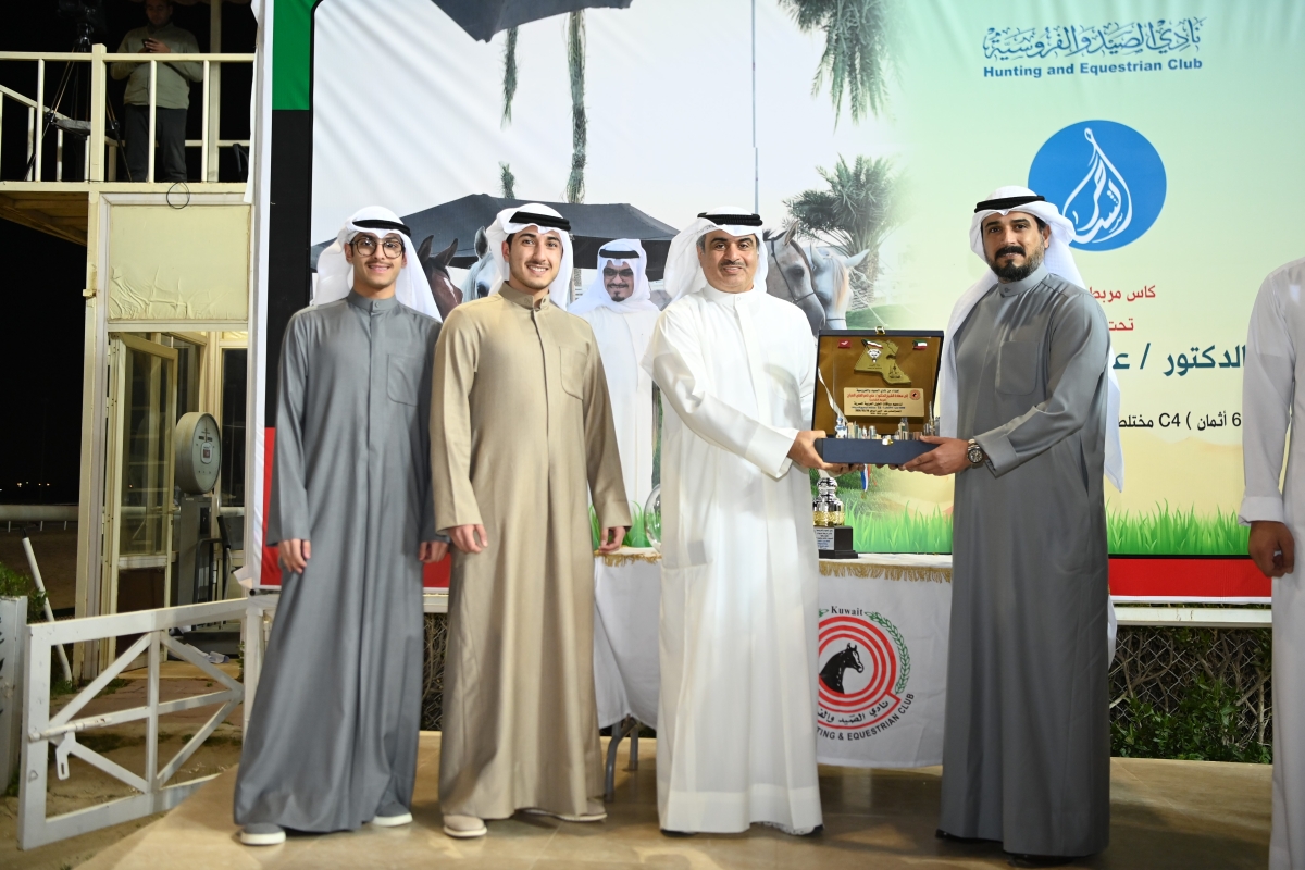 علاء الرومي مكرماً الشيخ أحمد علي ناصر العلي