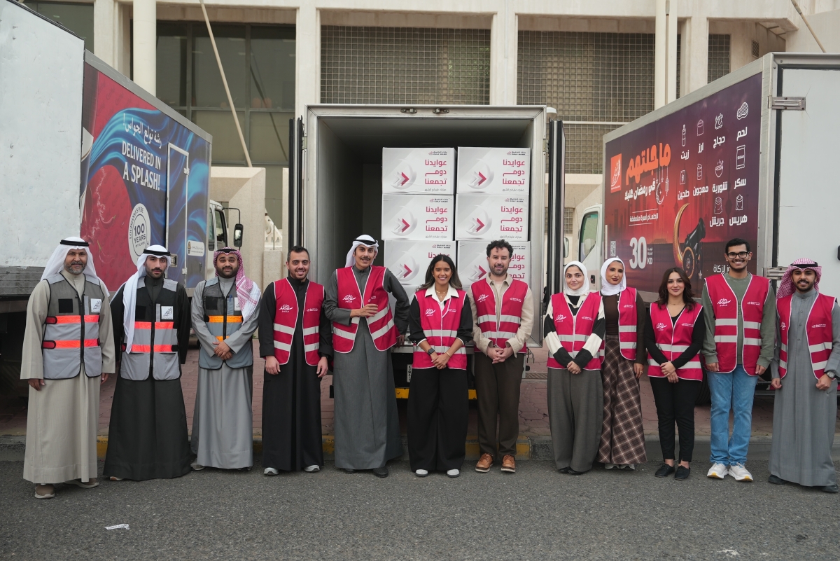 صورة جماعية لفريقي «سواعد الخليج» وبنك الطعام لتوزيع الماجلة على الأسر المتعفّفة 