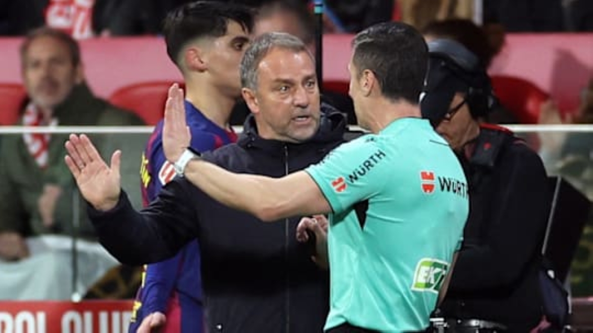 هانز-ديتر فليك متحدثاً مع الحكم