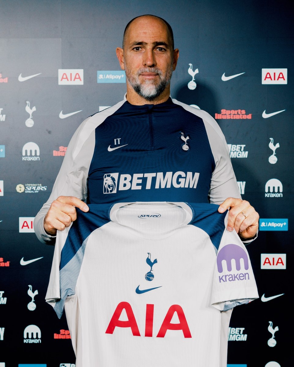 إيغور تودور حاملاً قميص توتنهام