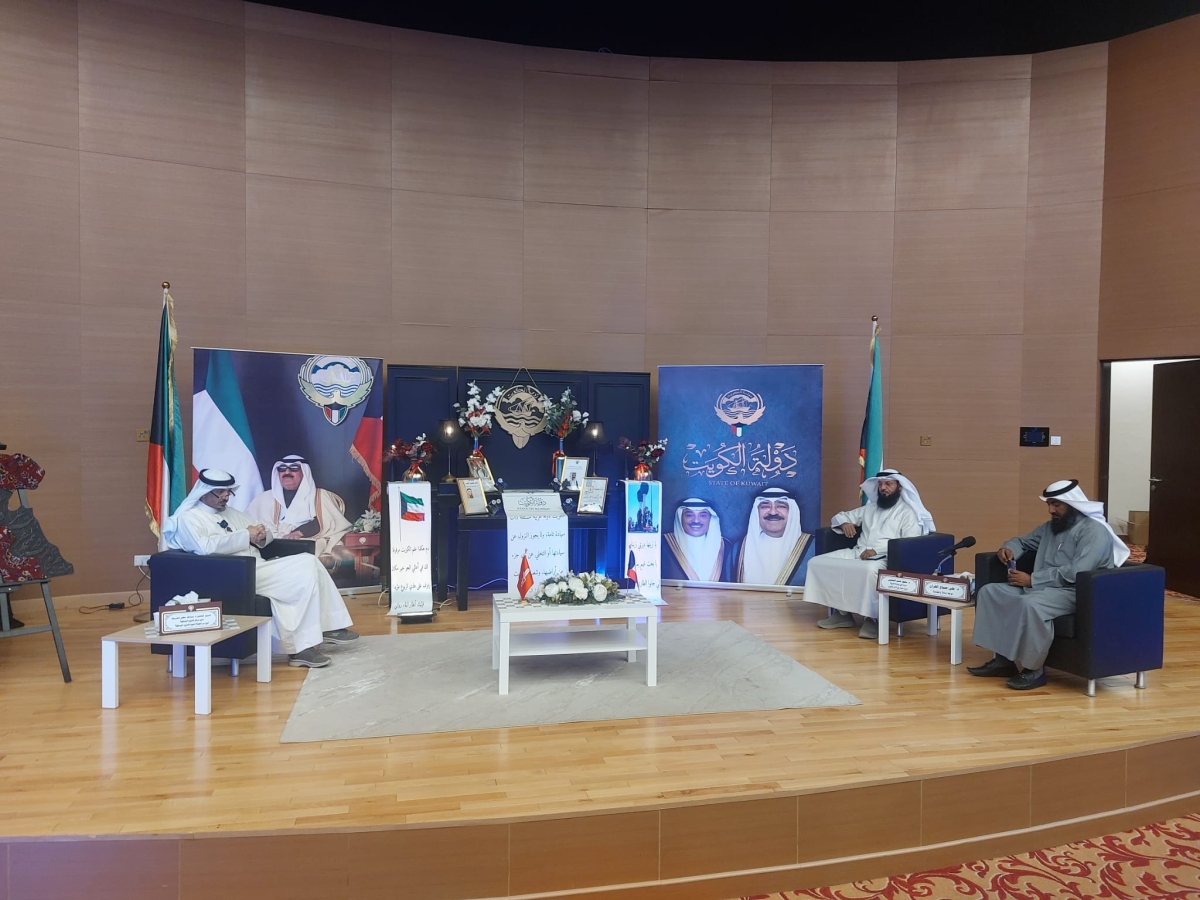 عبد الله الشريكة وسعود العجمي وعلي الهران خلال الندوة