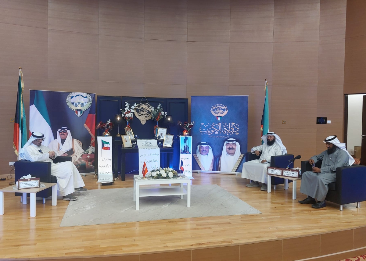 عبد الله الشريكة وسعود العجمي وعلي الهران خلال الندوة