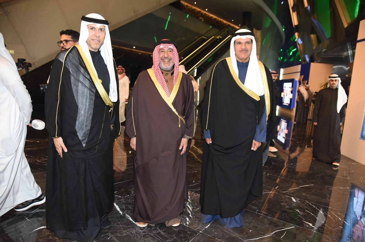 علي حسن إلى جانب فهد الجابر وسلمان الحمود