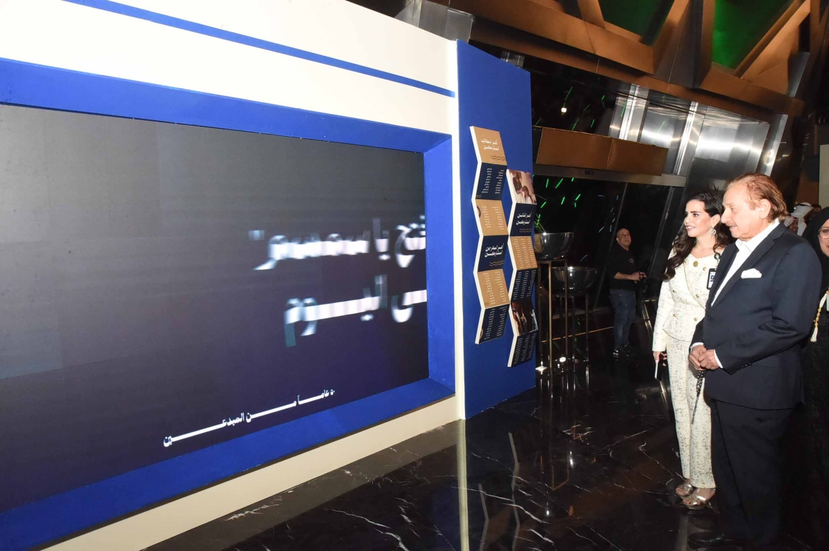 محمد المنصور برفقة نور المسلم في جولة بأرجاء المعرض