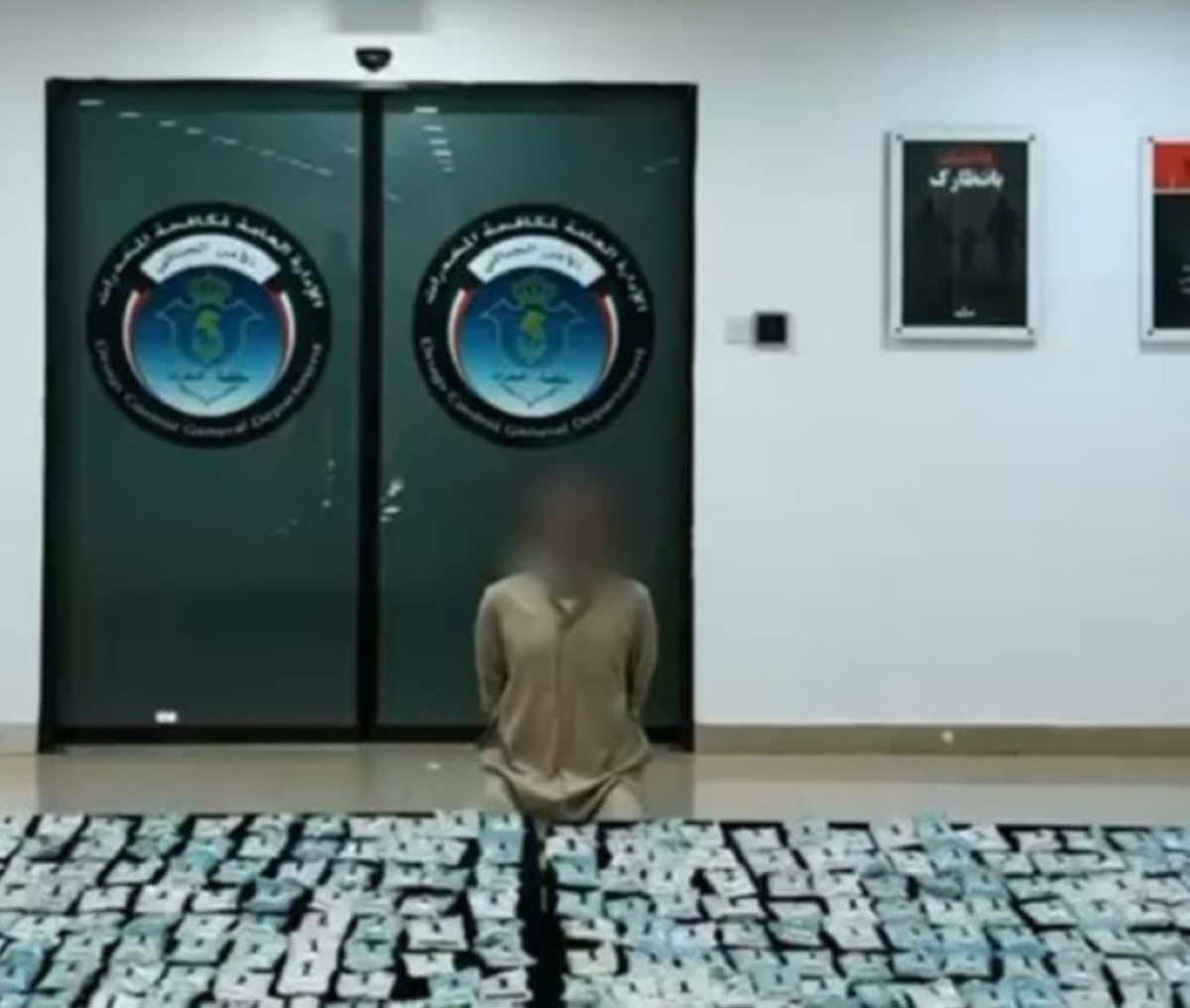 المتهم وأمامه المضبوطات 