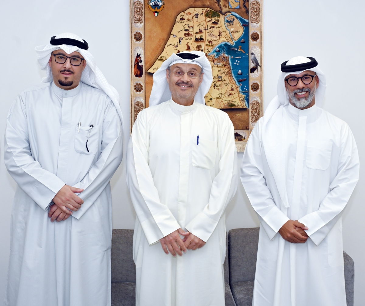 الزميل رئيس التحرير متوسطاً المعوشرجي والعبوه