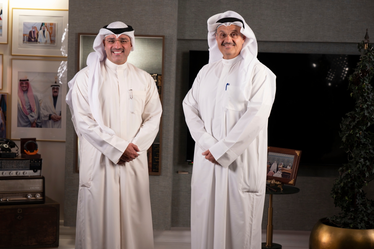 المستشار الدعيج مع رئيس التحرير الزميل وليد الجاسم (تصوير أسعد عبدالله)