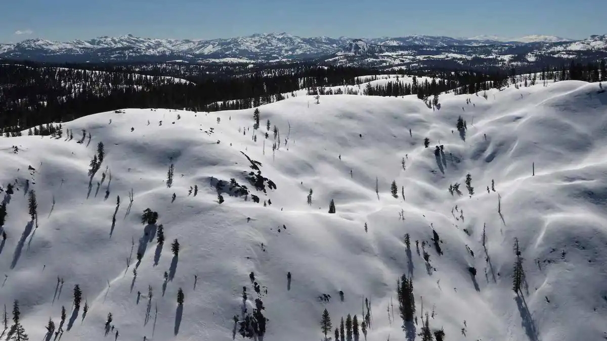 جبال سييرا نيفادا مغطاة بالثلوج في ولاية كاليفورنيا 