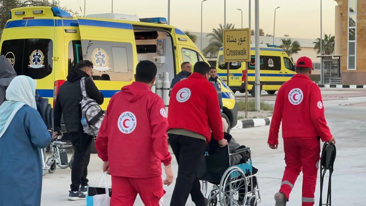 الهلال الأحمر يقدم مساعدات للمرضى الفلسطينيين في معبر رفح