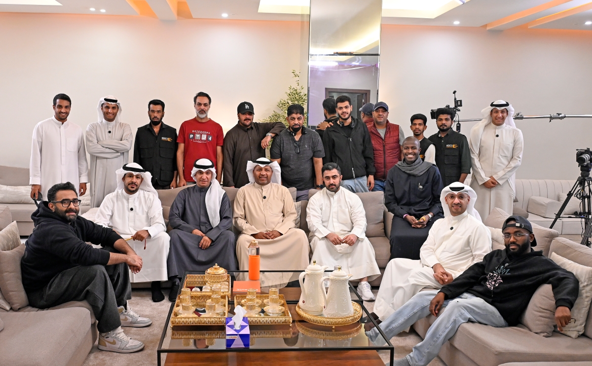 فهد كميل يتوسط فريق عمل البرنامج (تصوير سعود سالم)