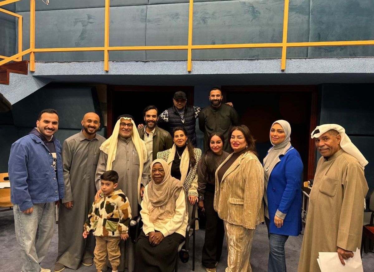 فريق العمل في لقطة جماعية