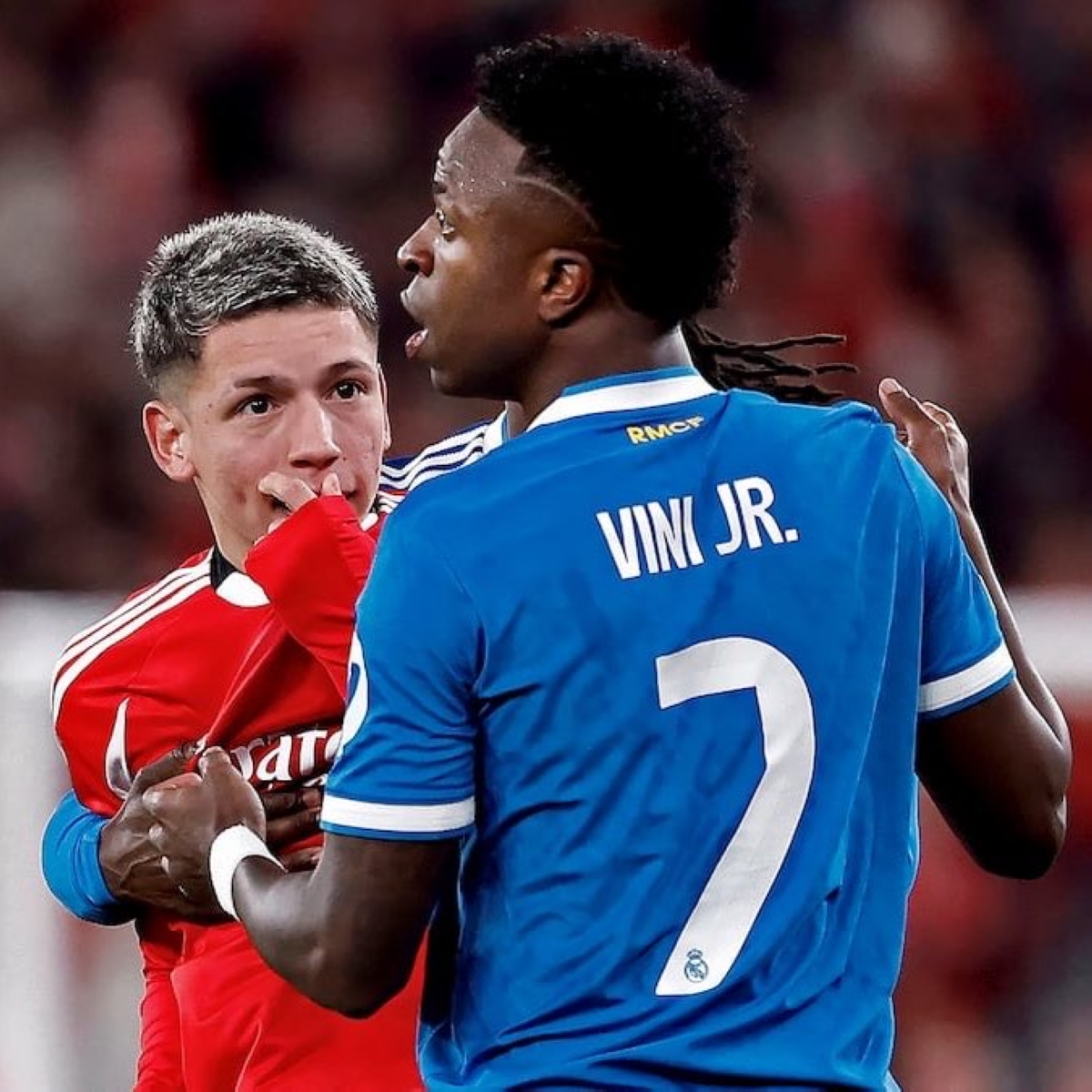 فينيسيوس جونيور وجيانلوكا بريستياني خلال المشادة بينهما