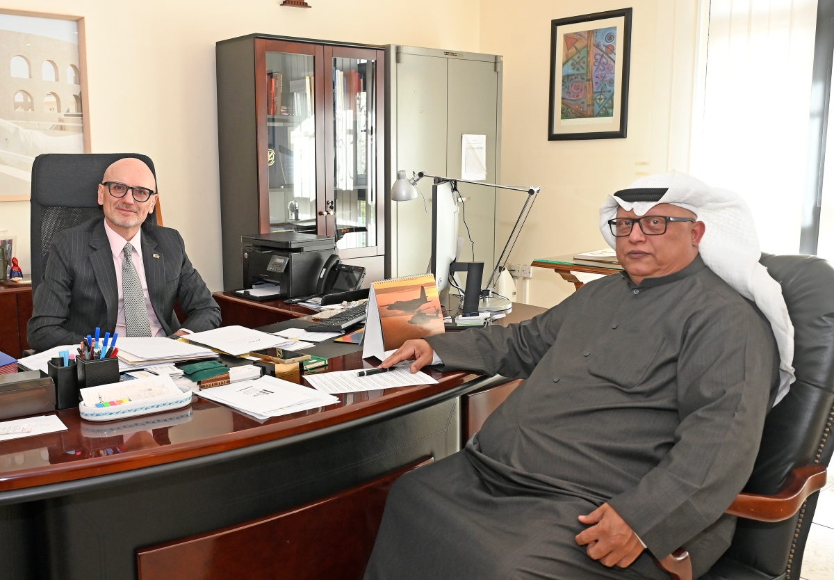 سفير إيطاليا متحدثاً للزميل خالد الشرقاوي (تصوير سعود سالم)