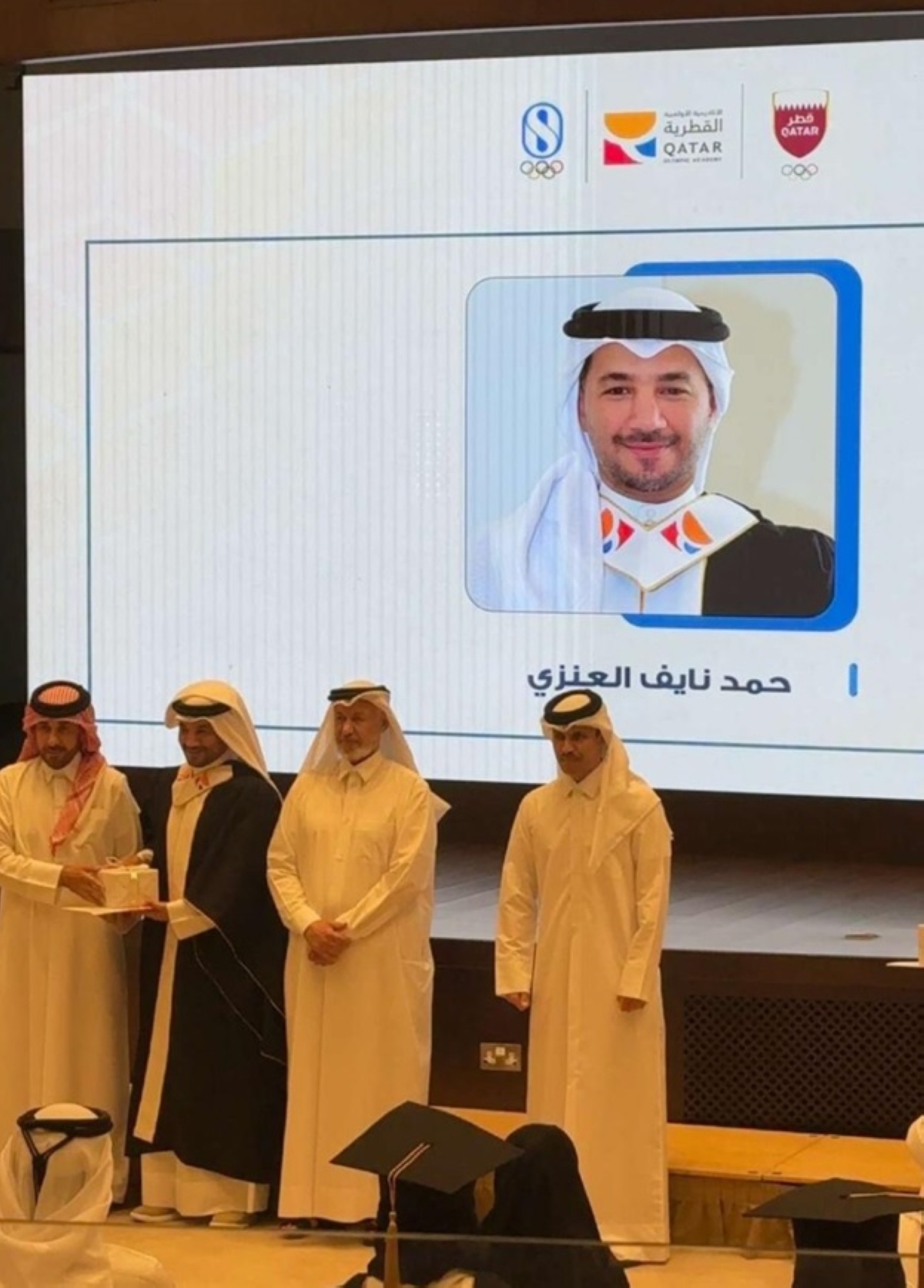 حمد العنزي يتسلم شهادة التخرج