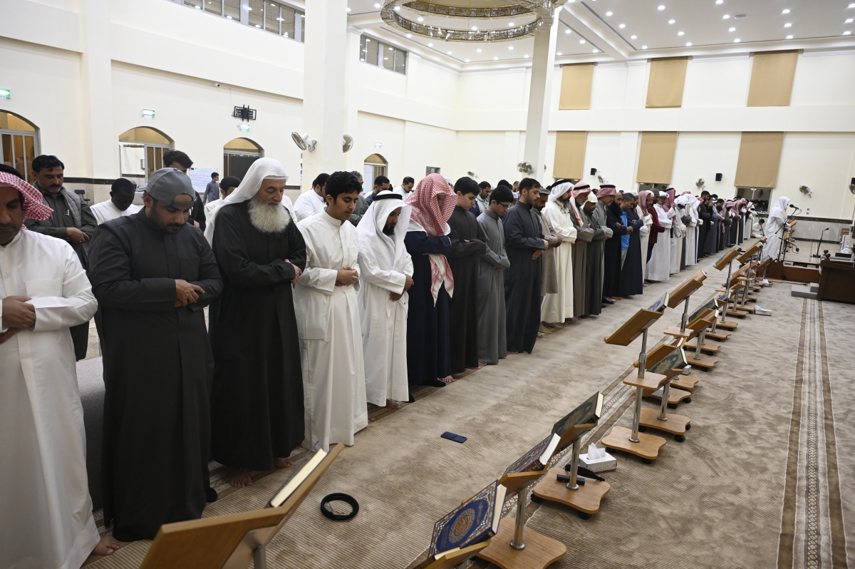 مصلون في صلاة التراويح     (تصوير نايف العقلة)