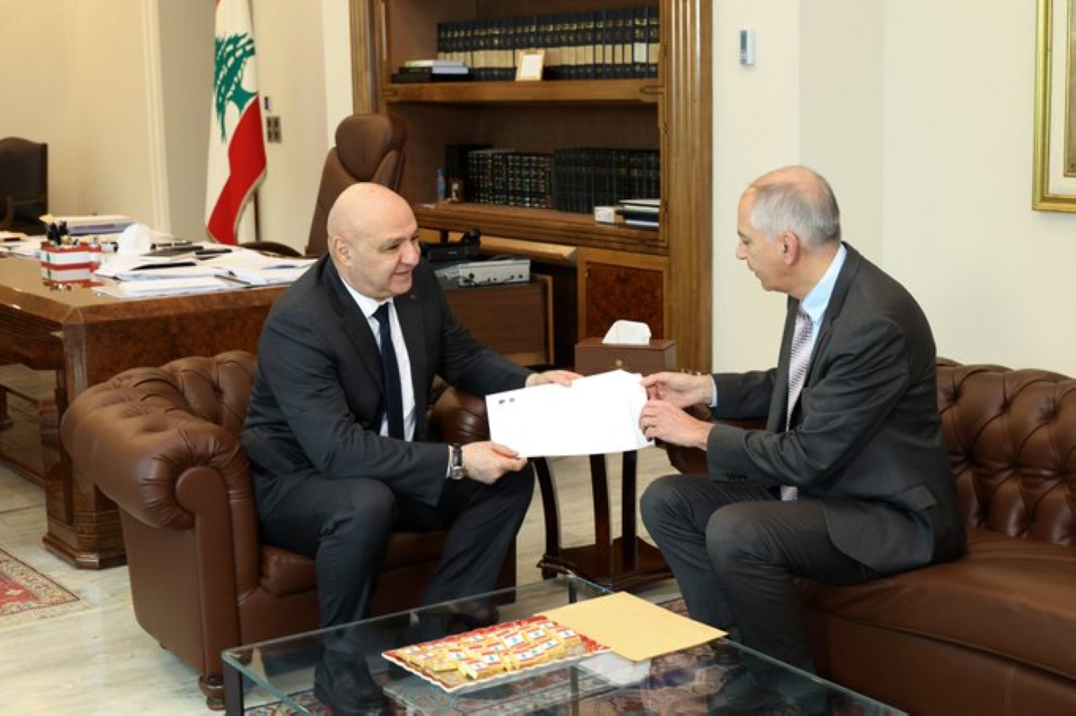 عون يتسلّم من السفير الفرنسي دعوة ماكرون لمؤتمر باريس