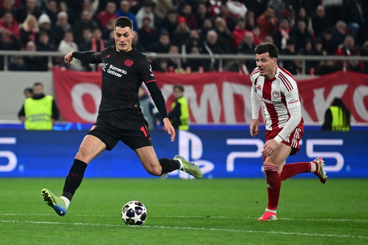 باتريك شيك مسجلا في مرمى أولمبياكوس