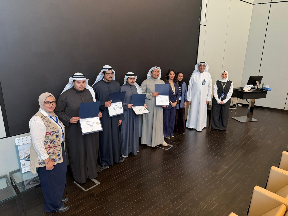 عماد العبلاني وغدير الكوهجي مع الطلبة المشاركين في البرنامج التدريبي