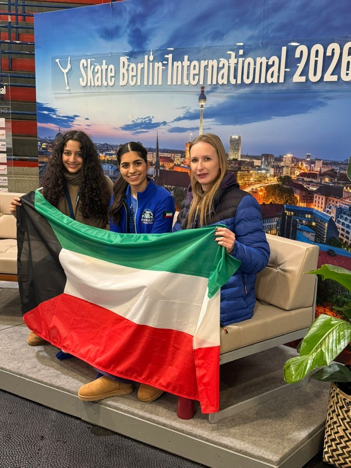 اللاعبتان مع مدربة الفريق