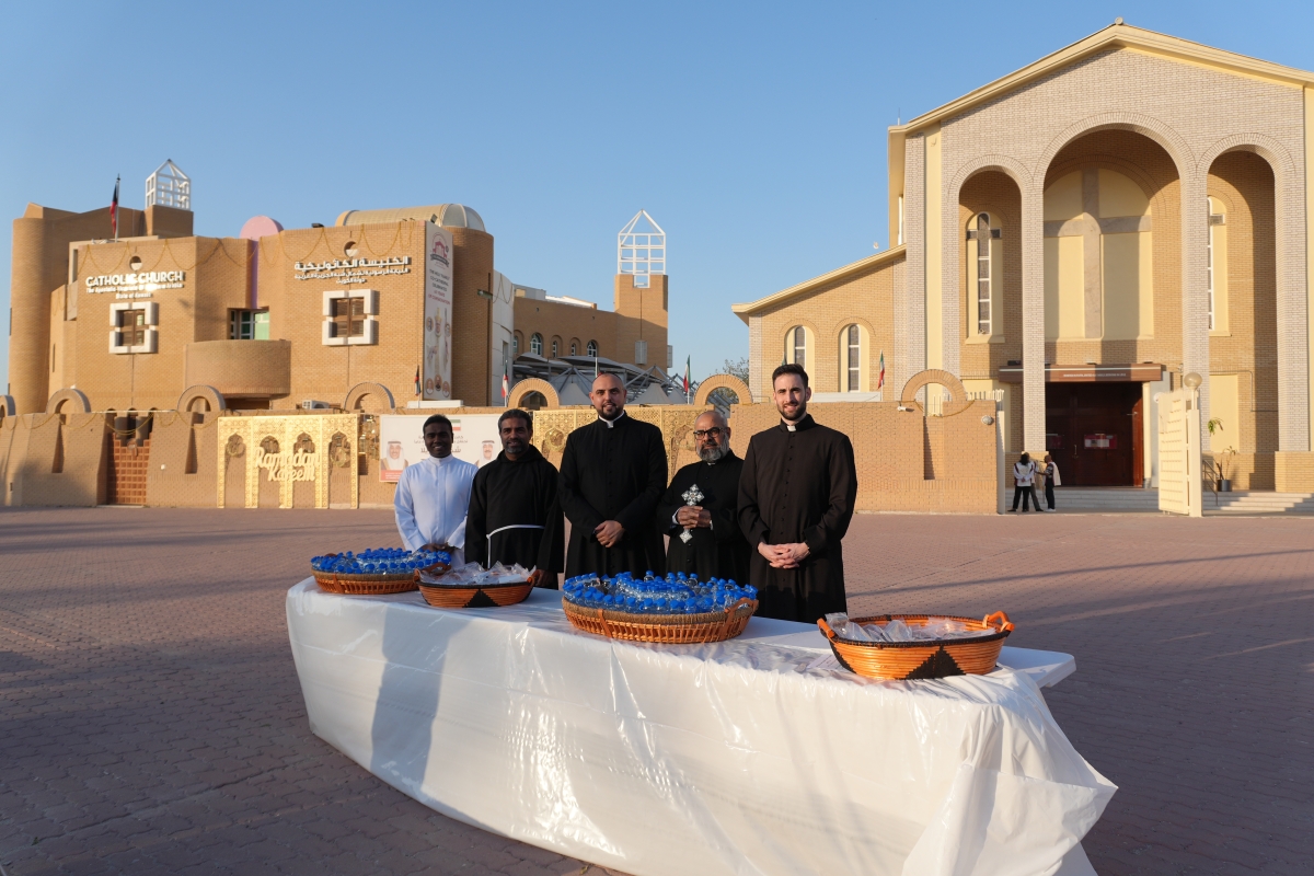 الأب سليمان حيفاوي وعدد من الكهنة خلال توزيع التمر والماء