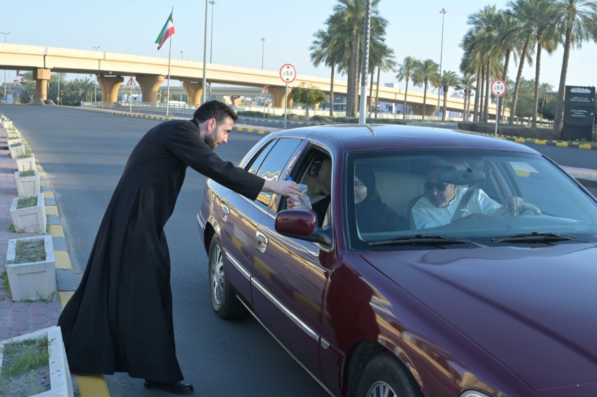 جانب من توزيع التمر والماء على المارة