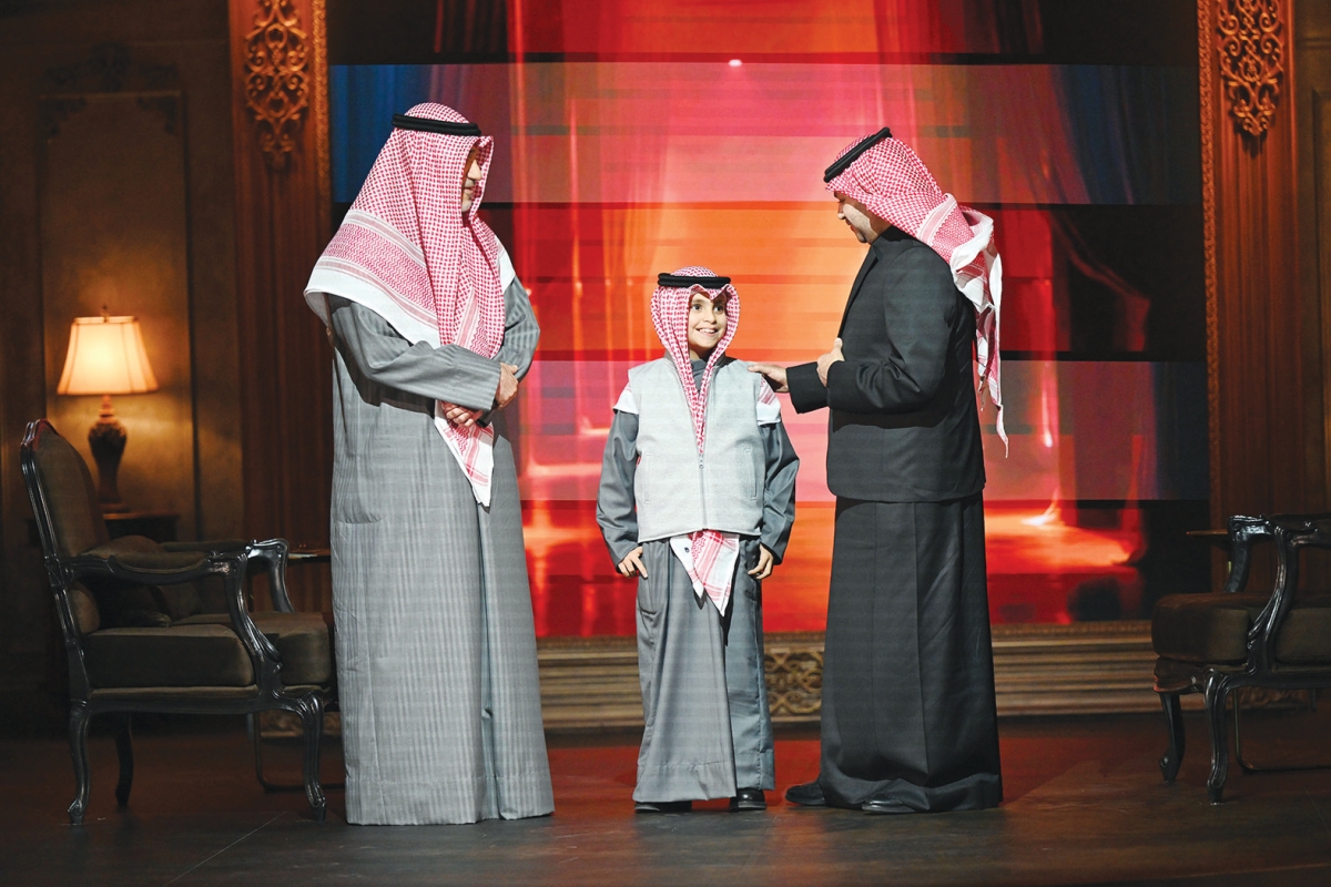 الحفيد مشعل أحمد المشعل الصباح بين جدّه والزميل العلياني