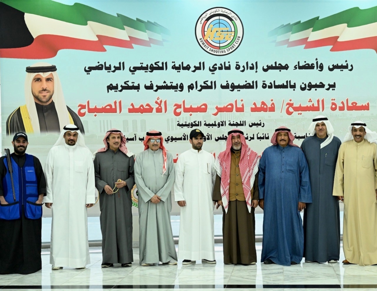 الناصر متوسطا كبار الحضور خلال حفل التكريم