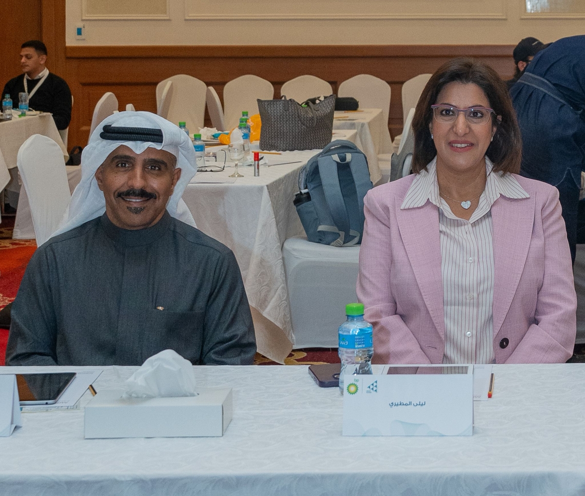 البدر ضمن لجنة التحكيم وبجواره ليلى المطيري 