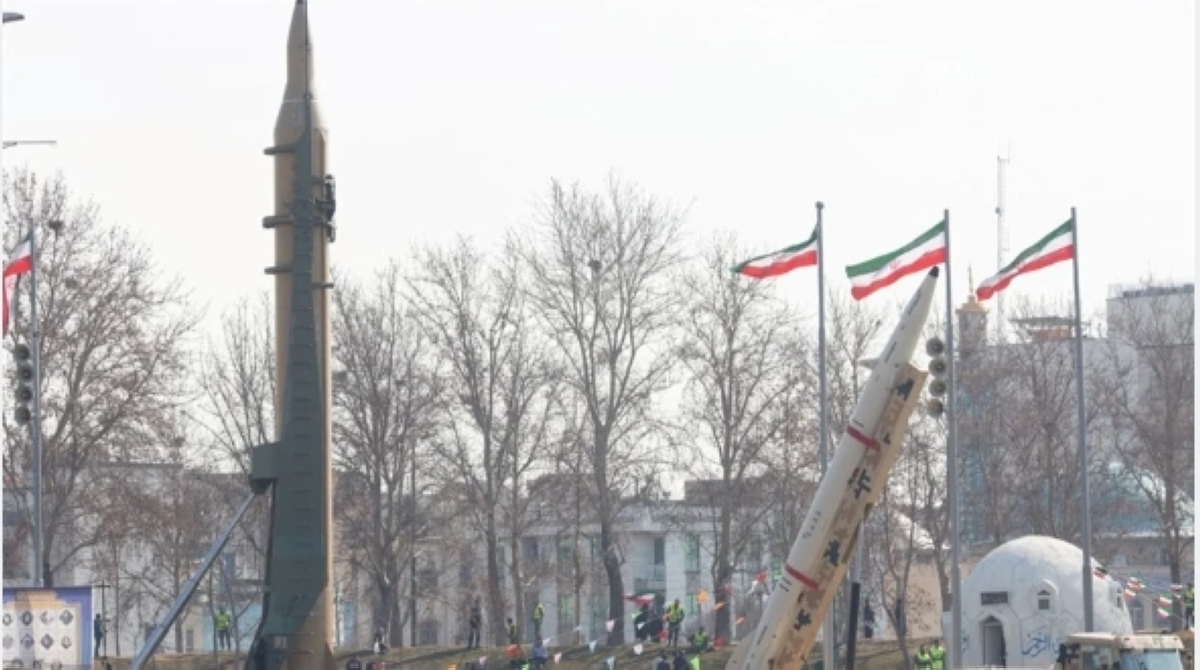 عرض صواريخ بالستية خلال احتفال في طهران (أرشيفية)