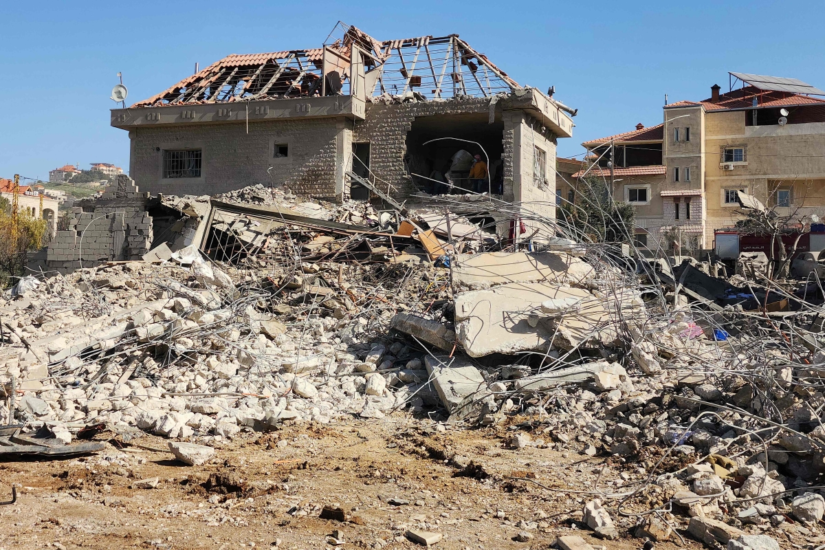 دمار أحدثته الغارات الإسرائيلية في بلدة بدنايل (أ ف ب)