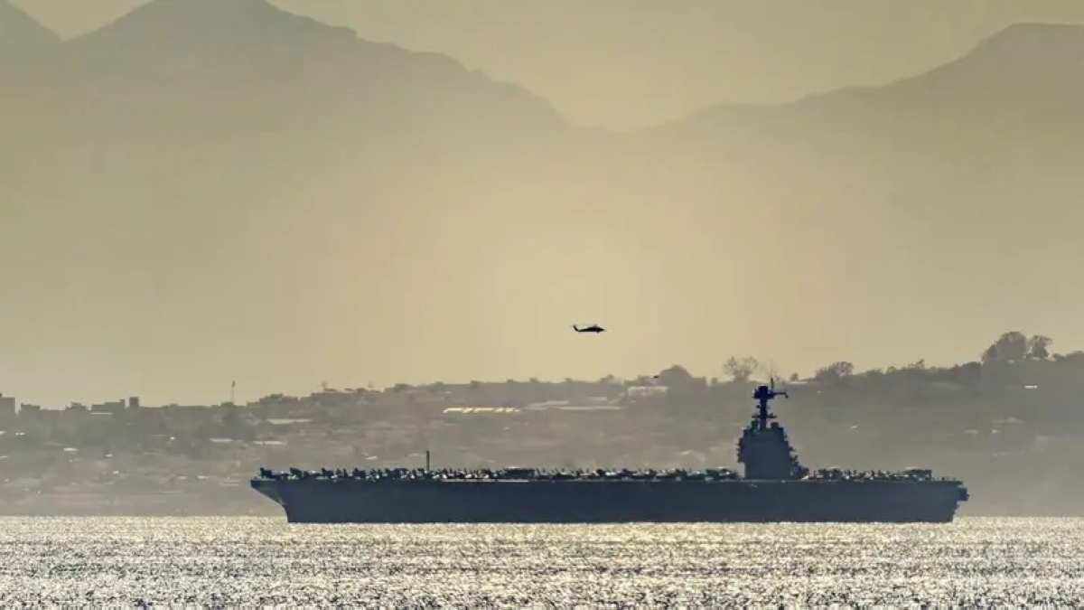 حاملة الطائرات «فورد» خلال عبورها مضيق جبل طارق يوم الجمعة (أ ف ب)