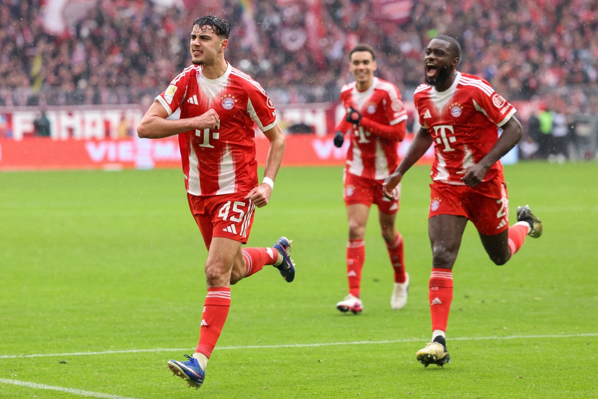 ألكسندر بافلوفيتش محتفلاً بهدفه في مرمى أينتراخت فرانكفورت (أ ف ب)