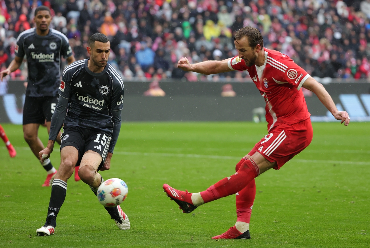 هاري كاين مسدداً الكرة على مرمى أينتراخت فرانكفورت  