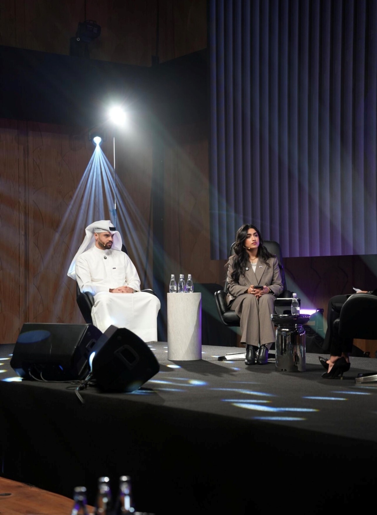 بستكي والعسكر خلال مشاركتهما في الجلسة الحوارية