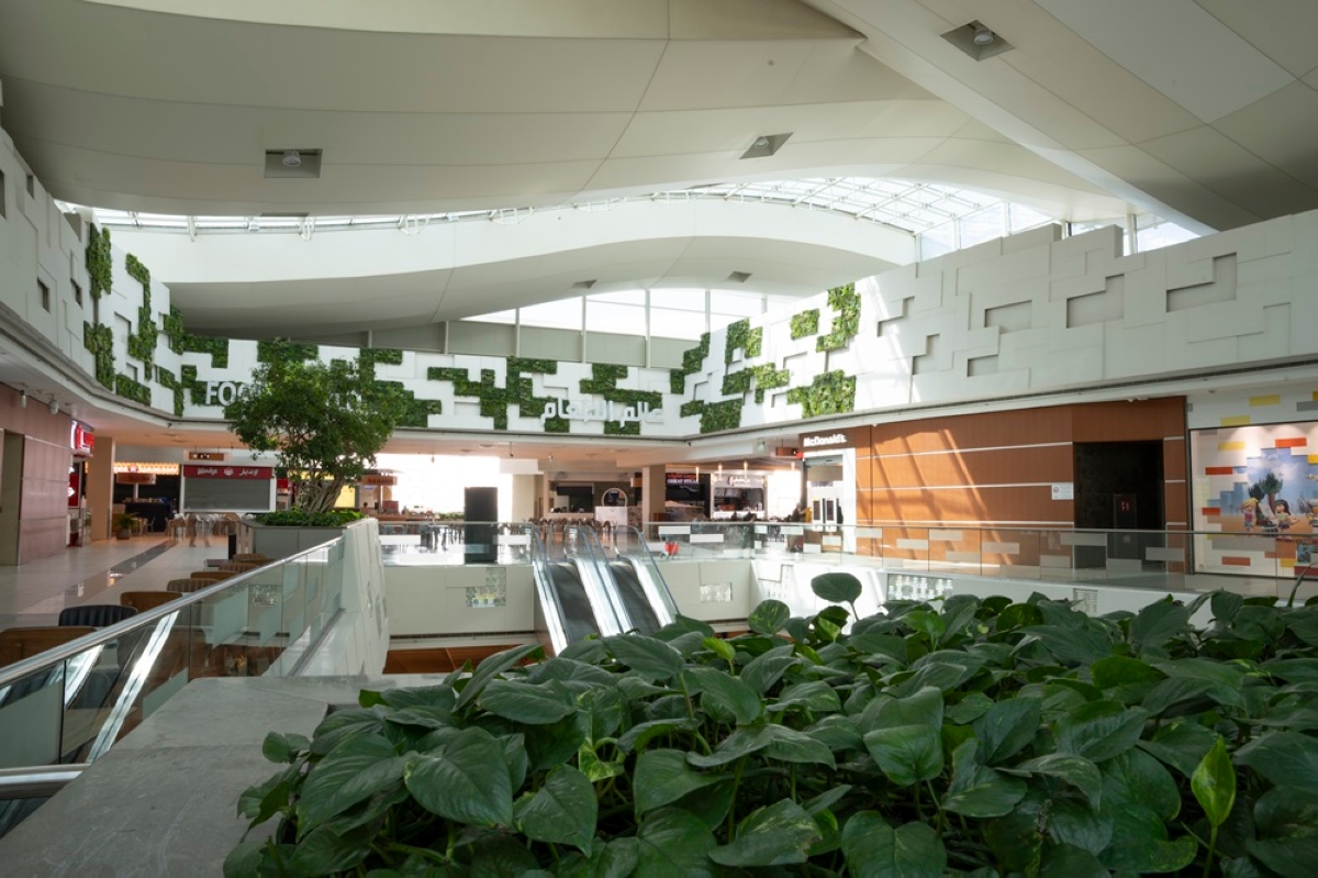 تجربة تسوق وتناول طعام وسط المساحات الخضراء